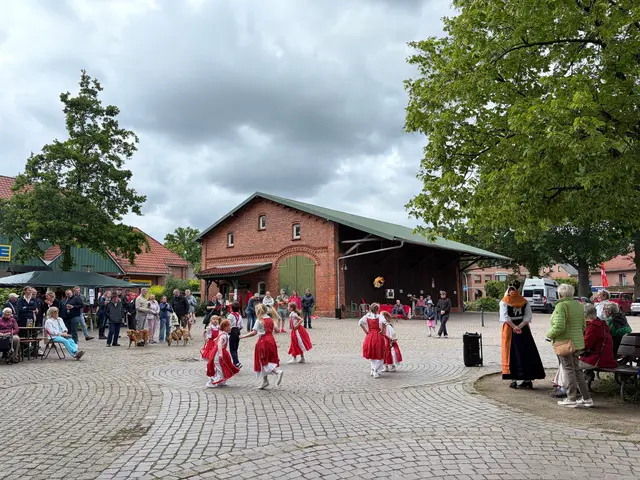  Die Kleinsten von der Volkstanzgruppe Quarrendorf gewannen schnell die Herzen der Gäste  | Foto: hg