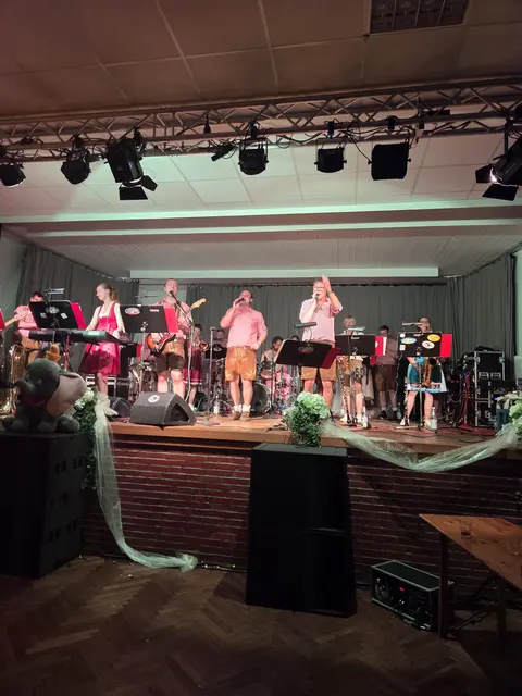 Stimmung auf der Festbühne | Foto: Schützenverein
