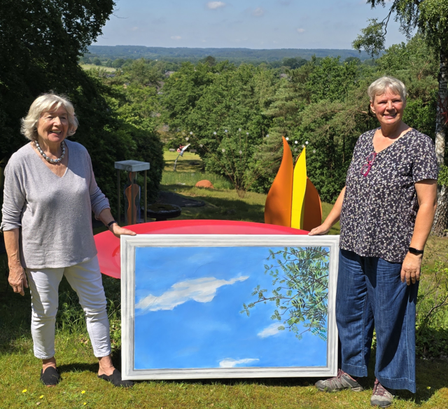 Ina Huber-Stromberg (li.) und die Künstlerin Stefanie Spinty freuen sich auf die Ausstellung  | Foto: Stefanie Spinty