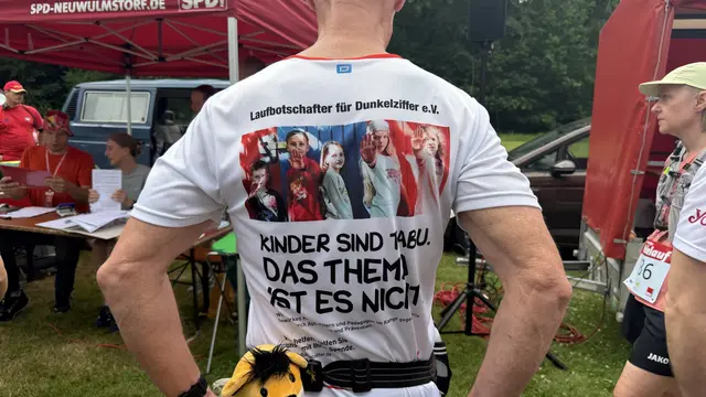 Läuft trditionell mit seinem Dunkelziffer-Shirt - Andre Schmidt | Foto: tml