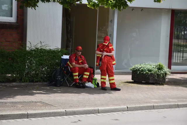 Die Rettungsdienste vom DLRG an der Strecke  | Foto: Axel-Holger Haase