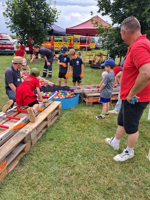 An einem mit Bällen gefüllten Becken trainierte die Tönnhäuser  Kinderfeuerwehr Tönnhausendie Eisrettung aus einem Ententeich | Foto: Feuerwehr
