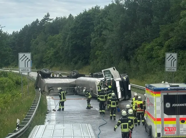 Der mit Milch beladene Lastzug war infolge eines Reifenplatzers im Bereich der Auffahrtsrampe zur A7 von der Fahrbahn abgekommen | Foto: FF Leversen-Sieversen