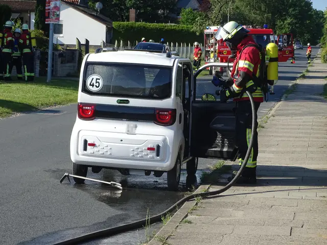 Atemschutztrupp löscht Batterien im Innenraum des Fahrzeugs | Foto: Freiwillige Feuerwehr SG Hanstedt