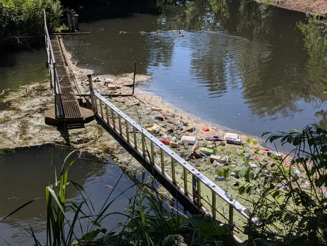 An dieser Barriere vor dem Wasserkraftwerk an der Luhe sammelt seit Jeher allerlei Abfälle - so auch am vergangenen Wochenende | Foto: Jan Filter
