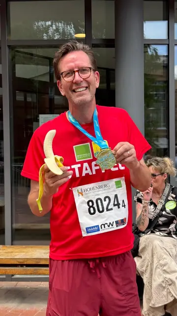 Bernhard Unger, Ortsbürgermeister von Holm-Seppensen, startete auch in der Staffel. Hier bei der Stärkung nach dem Lauf | Foto: Wirtschaftsrunde Buchholz
