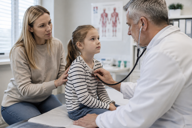Bei Verdacht auf Keuchhusten sollten Eltern mit ihren Kindern unbedingt einen Arzt aufsuchen | Foto: KI-generiert