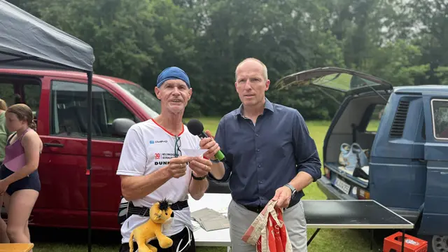 "Glücksfee" Andre Schmidt und neuerdings Ehrennadelträger von Neu Wulmstorf zog die Nummern bei der Tombola | Foto: tml