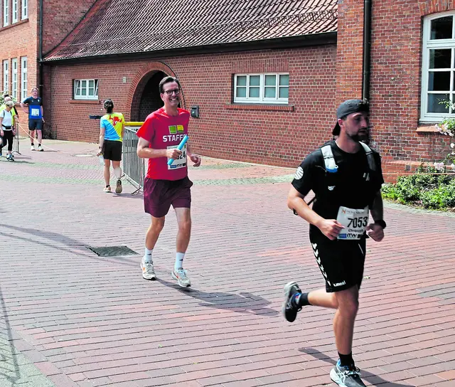 Bernhard Unger (li.), Ortsbürgermeister von Holm-Seppensen,  vorm Buchholz Rathaus beim Staffellauf | Foto: Axel-Holger Haase