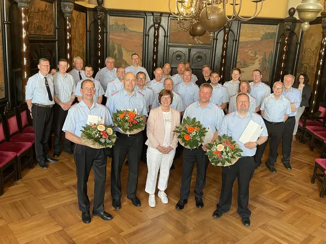 Die aktuellen Führungskräfte und Ortsbrandmeister der Hansestadt Buxtehude mit der Bürgermeisterin | Foto: Hansestadt Buxtehude