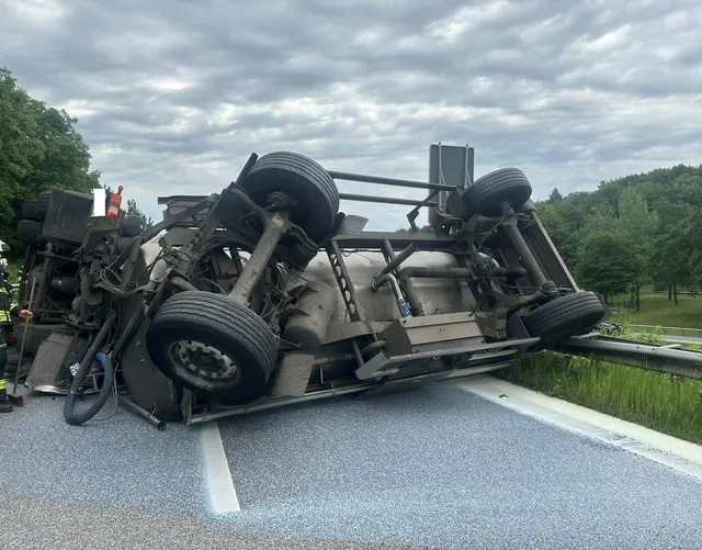 Das Fahrzeug prallte gegen die Leitplanke, kippte quer über die Fahrbahn und blockierte die A261 vollständig | Foto: FF Leversen-Sieversen