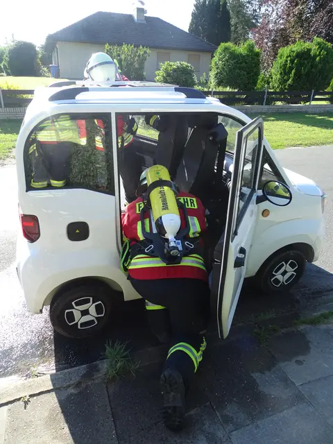 Einsatzkräfte demontieren, nach Ablöschen, aus dem Fahrzeug die in Brand geratenen Batterien | Foto: Freiwillige Feuerwehr SG Hanstedt 