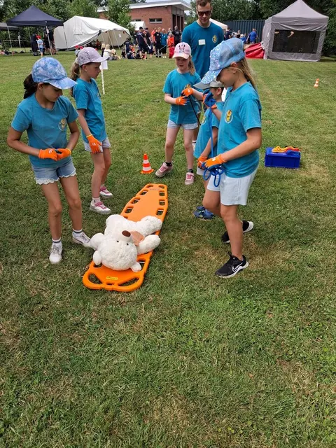Die Menschenrettung übte die Kinderfeuerwehr Bahlburg mit einem Teddybären | Foto: Feuerwehr