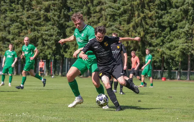 Kamp gegen die Hitze und den Gegner: Elbmarschs Justin Spremberg (links) gegen Nienhagens Torschützen Christoph Wäsche | Foto: ks