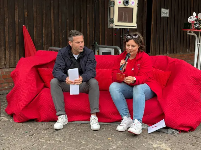 Samtgemeinde-Bürgermeisterkandidat Sebastian Schaper (li.) beantwortet "Bierdeckel"-Fragen auf dem roten Sofa mit Katharina Moll  | Foto: hg