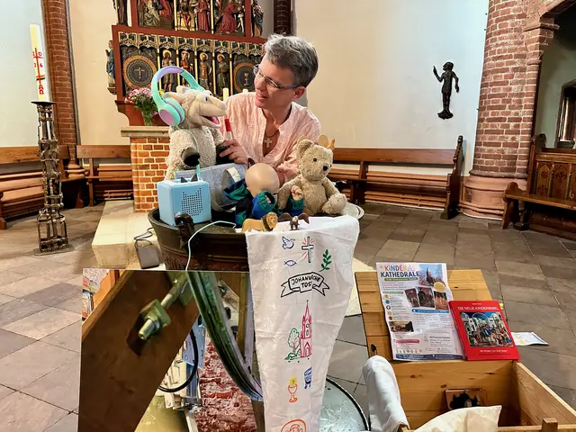 Pastorin Kathrin Burgwal mit einigen Requisiten der Kinderkathedrale am Taufbecken in der Tostedter Johanneskirche.  | Foto: C.Wöhling
