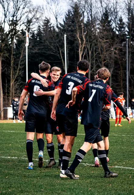 Die Fußballer des TuS Fleestedt | Foto: Max Wildemann