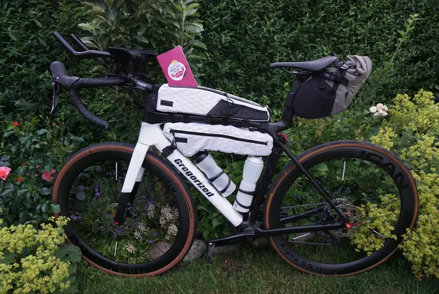 Das für das Rennen bepackte Rennrad | Foto: I. Buchholz