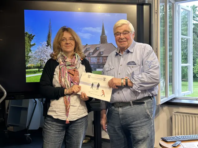 Jenny von Rönn und Günter Kachmann vom Samtgemeindearchiv Harsefeld  | Foto: Friedrich-Huth-Bücherei Harsefeld/Samtgemeindearchiv Harsefeld