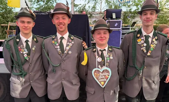 Der neue Jungschützenkönig mit seiner Crew: Fabian Nabe (v. li.), Finn Lasse Sievers, Lenn Gevers (Jungschützenkönig) und Steven Klier | Foto: Schützenverein Heidenau