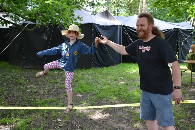 Auf der Slackline balancieren  | Foto: sc
