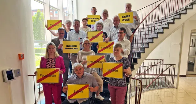 Die Mitglieder des Stader Kreisausschusses drückten am Aktionstag ebenfalls ihren Protest aus | Foto: Landkreis Stade