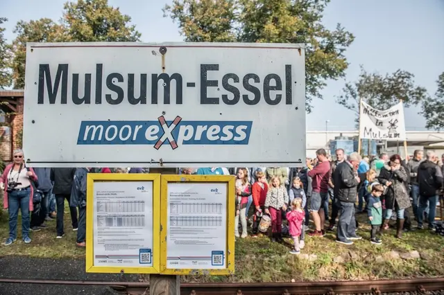 Auch in Mulsum-Essel wird der Zug halten. Anlässlich des Bahnstrecken-Jubiläums demonstrierten die Anwohner für den Erhalt der Bahnstation  | Foto: Sabrina Adeline Nagel