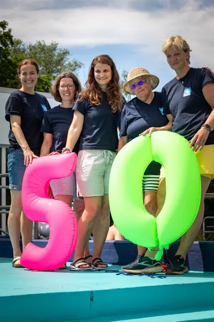 Die Fördervereins Vorstands-Crew des Fördervereins freuen sich über ein gelungenes Jubiläumsfest:  
Elisabeth Schoppmann (v. li.), Ute Froede, Karolin Podewitz, Gerti Lindow-Vogler und Maren Warnecke | Foto:   Förderverein Unser Freibad Jesteburg e.V.