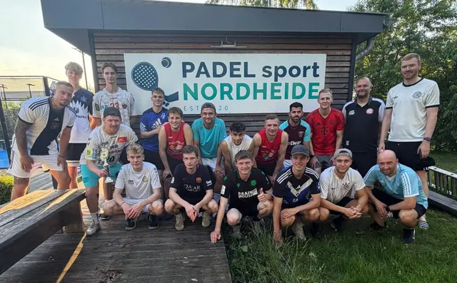 Die Fußball tauschten den beim Padel-Turnier den großen gegen den kleinen Ball ein | Foto: NULLACHT
