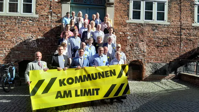 Zahlreiche Stader Ratsmitglieder haben die Protestaktion "Kommunen am Limit" unterstützt | Foto: Hansestadt Stade