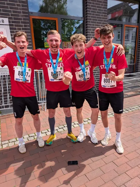 Kamen bei der Staffel des Buchholzer Stadtlaufes als zweites in Ziel (v.l): Jakob Schulz, Tim Burgemeister, Benedikt Georgiou, Luca Heinbockel | Foto: NULLACHT