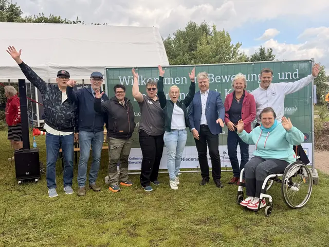 Reiner Landwehr (v. li.), Uwe Lange, Mareike von Appen, Bürgermeisterin von Kakenstorf, Nicole Schuback, Nadja Weippert, Dr. Peter Dörsam, Hilke Feddersen, Sebastian Pötzscher, Daniela Gobat-Küllsen | Foto: Regina Lange