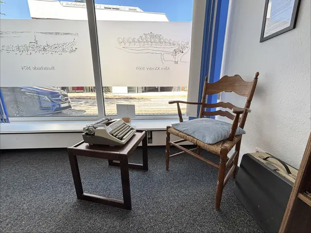 Das Original: Stuhl und Schreibmaschine sind Geschenke der Familie aus Bellmanns Arbeitszimmer | Foto: pau