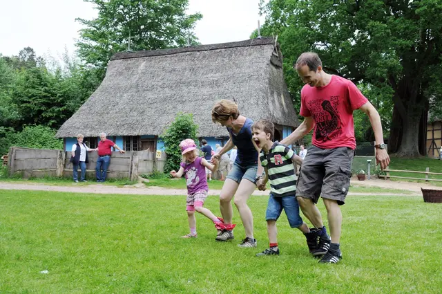 Spiele spielen beim Kinderfest im Freilichtmuseum am Kiekeberg am 5.7. | Foto: FLMK