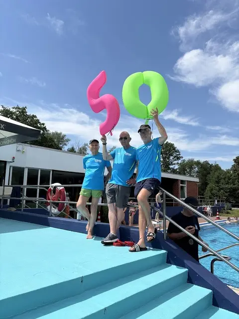 Badaufsicht Hans Ciesla (v. li.), Badleiter Rolf Stehrenberg und Badaufsicht Ralf Prasse in Feierlaune | Foto:  Förderverein Unser Freibad Jesteburg e.V.
