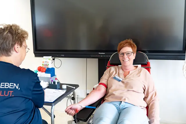 Sinikka Schröder, Leiterin der MTA-R-Schule, bei der Blutspendeaktion am Elbe Kli�nikum Stade | Foto: Kati Meyer-Thiedig / Elbe Kliniken