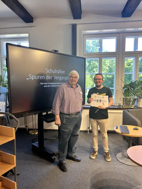 Günter Kachmann vom Samtgemeindearchiv mit Arian Bünger | Foto: Friedrich-Huth-Bücherei Harsefeld/Samtgemeindearchiv Harsefeld
