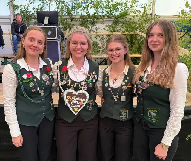 Die neue Jungschützenkönigin und ihre Crew: Michelle Rabeler (v. li.), Jungschützenkönigin Mirja Sievers, Anna Meyer und Lavinia Tasarz | Foto: Schützenverein Heidenau