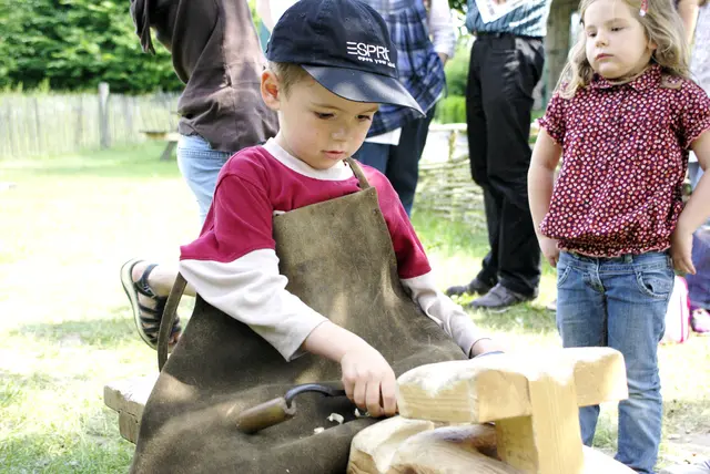 Vielfältige Mitmachaktionen warten beim Kinderfest am 5.7. im Freilichtmuseum am Kiekeberg auf Kinder, beispielsweise werken sie kleine Buchstützen.  | Foto: FLMK