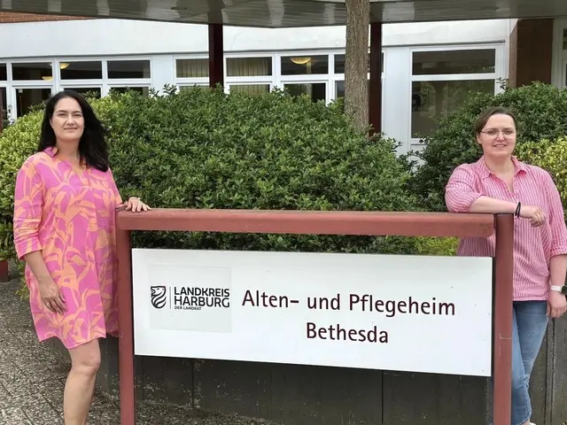 Die stellvertretende Leiterin Lilija Dörksen (links) und Pflegedienstleiterin Carina Dammann freuen sich auf das Fest zum Jubiläum | Foto: Bethesda
