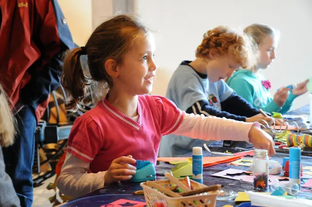 Kinder basteln Figuren für ein Schattentheater beim Kinderfest am 5.7. im Freilichtmusuem am Kiekeberg. | Foto: FLMK