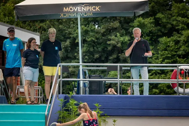 Bürgermeister Udo Heitmann (li.) bei seiner Festrede mit Badaufsicht und Mitgliedern des Fördervereins Ralf Prasse (v. re.), Ute Froede und Maren Warnecke  | Foto:  Förderverein Unser Freibad Jesteburg e.V.