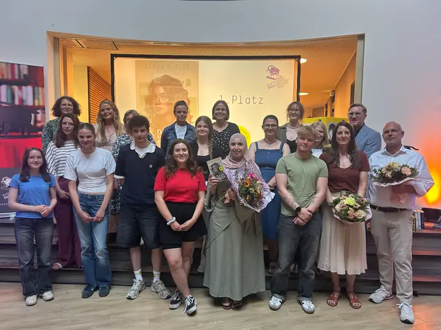 reisentscheid mit Preisträgerin Basma Hallak (Mitte), den Mitgliedern der Jury, sowie den nominierten Autor:innen Nina Scheweling (2. v.r.) und Moritz Seibert (r.) | Foto: Hansestadt Buxtehude