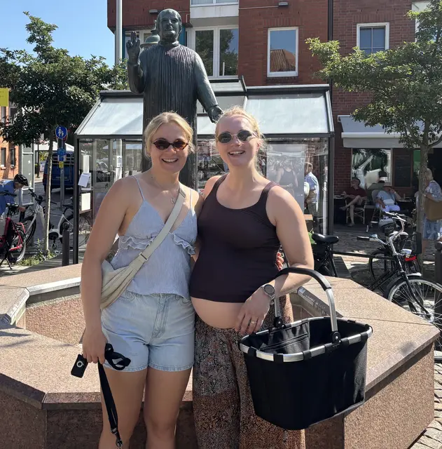 Genießen die gemeinsame Zeit in den morgendlichen, kühleren Stunden auf dem Markt: Die Schwestern Frederike Scholz (25) und Franziska Schmidt (30) | Foto: sts
