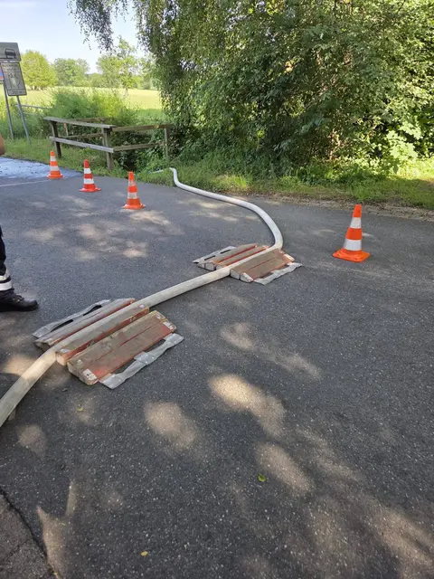 Das Wasser aus dem Keller wurde in die nahegelegene Luhe geleitet | Foto: FF Salzhausen