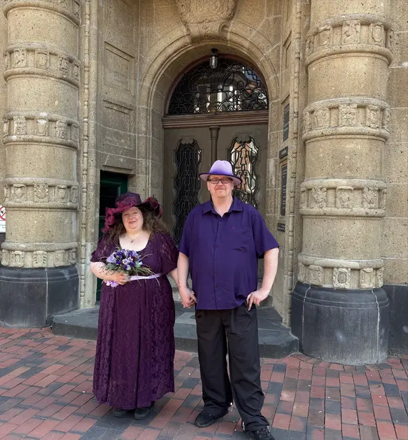 Die Temperaturen zum Heiraten sind vormittags noch angenehm: Nadine Nerling (39) und Denis Nerling (47) | Foto: sts