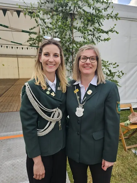 Damenkönigin Annelie Henning und Adjutantin Lea Ronge | Foto: SV Klecken