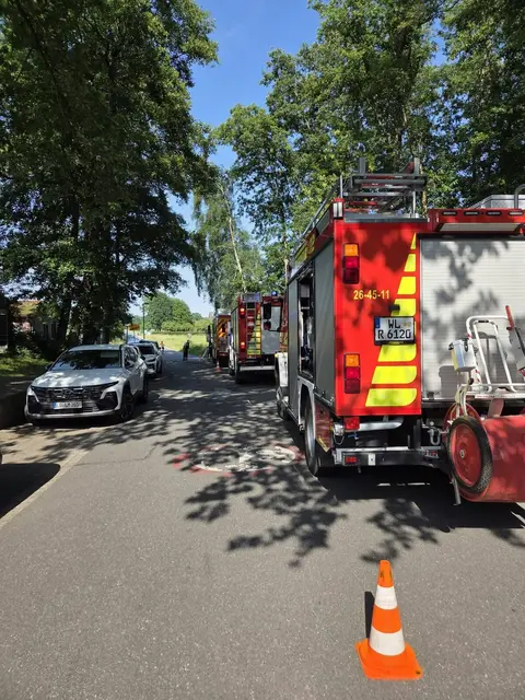 Feuerwehrwagen beim Einsatz im Waldbad | Foto: FF Salzhausen