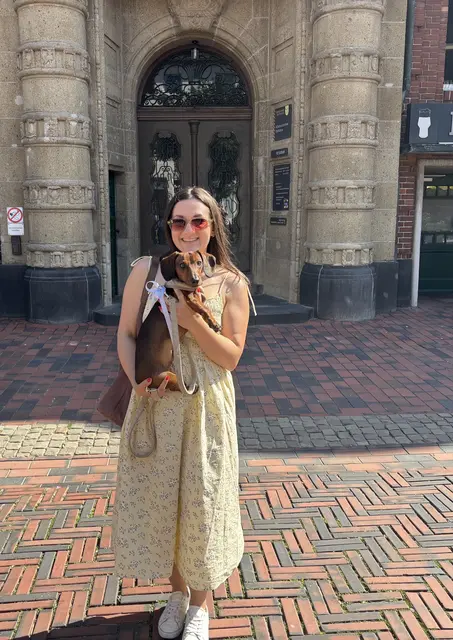 Auch Hund Napoleon "Nappi" ist noch ganz entspannt: mit Julia Klüstracht (28), wartet er auf das Brautpaar | Foto: sts