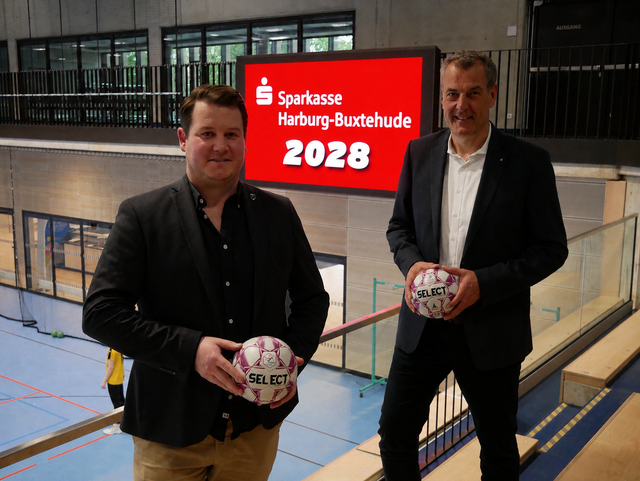 Tim Hubert (li.), Geschäftsführer der Handball-Marketing Buxtehude, und Andreas Sommer, Vorstandsvorsitzender der Sparkasse Harburg-Buxtehude, freuen sich über die weitere Zusammenarbeit | Foto: BSV